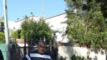 עובד השירות הווטרינרי של עיריית קריית ביאליק אוסף את גופות החתולים המורעלים עובד השירות הווטרינרי של עיריית קריית ביאליק אוסף את גופות החתולים המורעלים