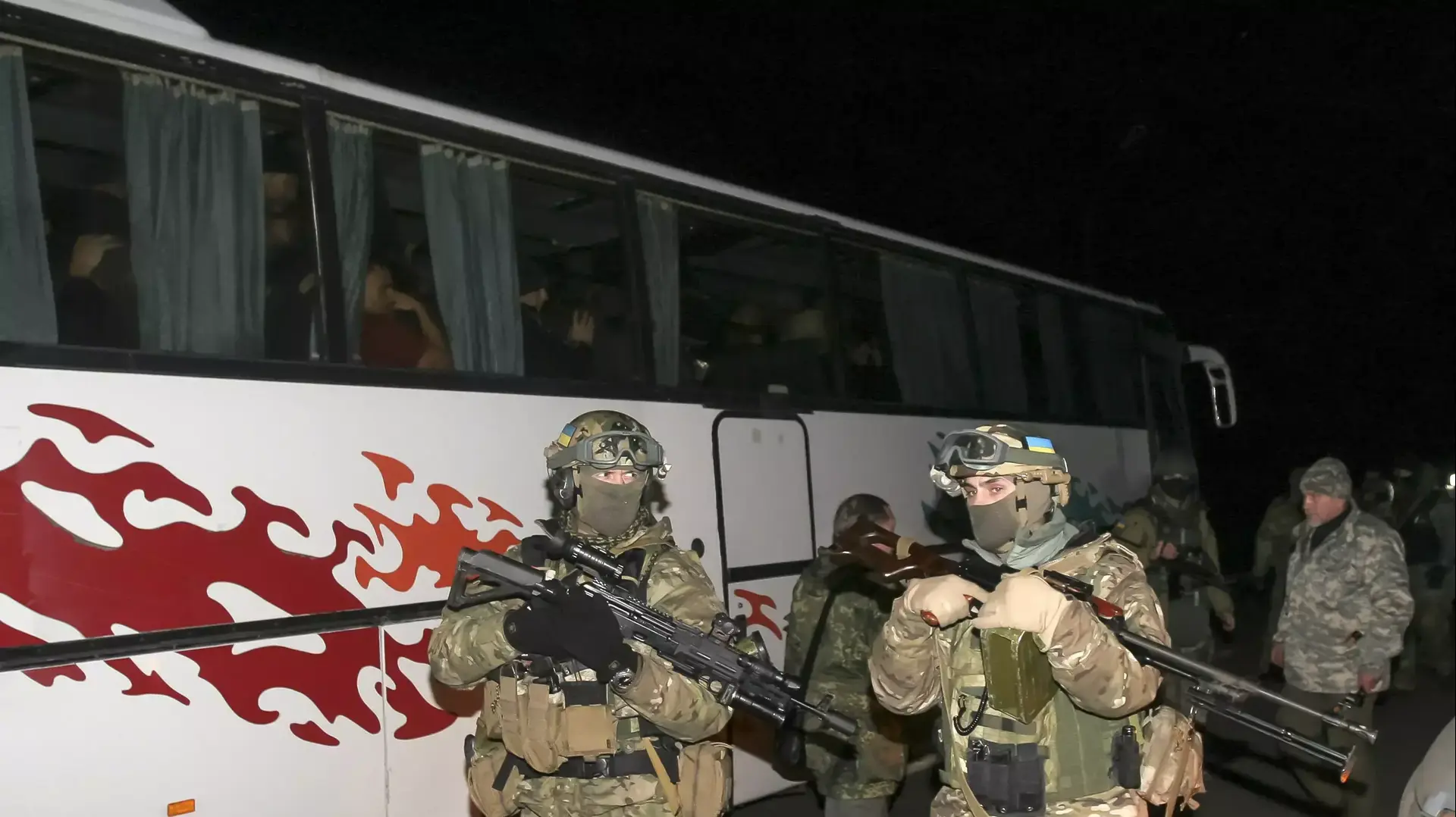 שוטרים אוקראינים מאבטחים אוטובוס ובו מורדים פרו-רוסים, לקראת חילופי אסירים בדונייצק, דצמבר 2014 שוטרים אוקראינים מאבטחים אוטובוס ובו מורדים פרו-רוסים, לקראת חילופי אסירים בדונייצק, דצמבר 2014