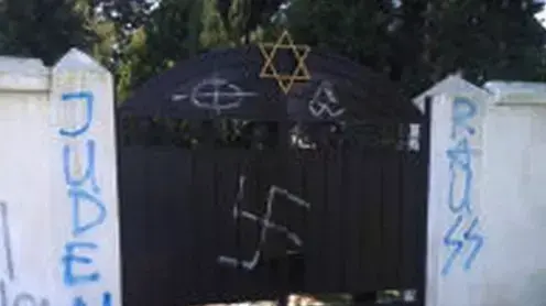בית הקברות בעיר לריסה שביוון הושחת, דצמבר 2014