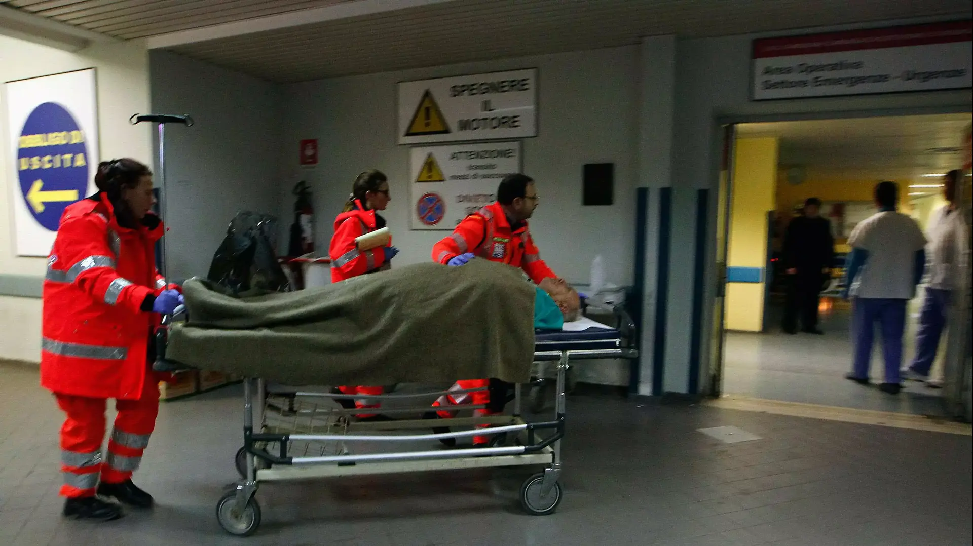 פינוי פצועים ממעבורת נורמן אטלנטיק לבית החולים אנטוניו פרינו בברינדיזי, איטליה פינוי פצועים ממעבורת נורמן אטלנטיק לבית החולים אנטוניו פרינו בברינדיזי, איטליה