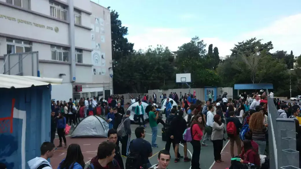 מחאת תלמידי התיכונים בעקבות החלטת הפרקליטות להעמיד לדין גורמים במערכת החינוך בגין גרימת מוות ברשלנות בטיול שנתי, דצמבר 2014 מחאת תלמידי התיכונים בעקבות החלטת הפרקליטות להעמיד לדין גורמים במערכת החינוך בגין גרימת מוות ברשלנות בטיול שנתי, דצמבר 2014