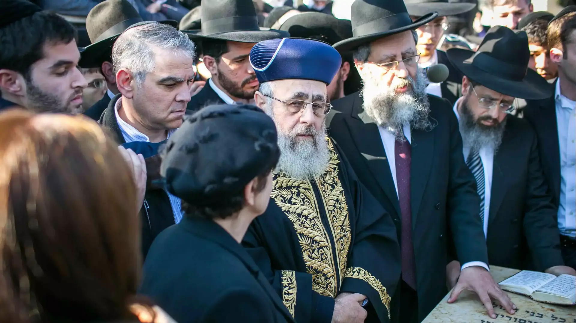 הרב שלמה עמאר בקברו של הרב עובדיה יוסף בבית העלמין סנהדריה שבירושלים הרב שלמה עמאר בקברו של הרב עובדיה יוסף בבית העלמין סנהדריה שבירושלים