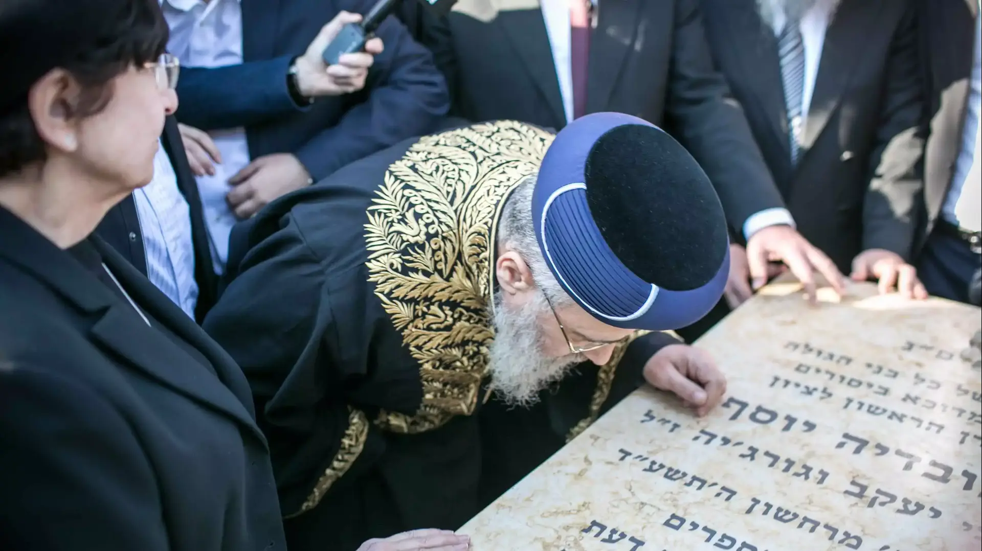 בניו ובתו של עובדיה יוסף בקברו של אביהם בבית העלמין סנהדריה שבירושלים