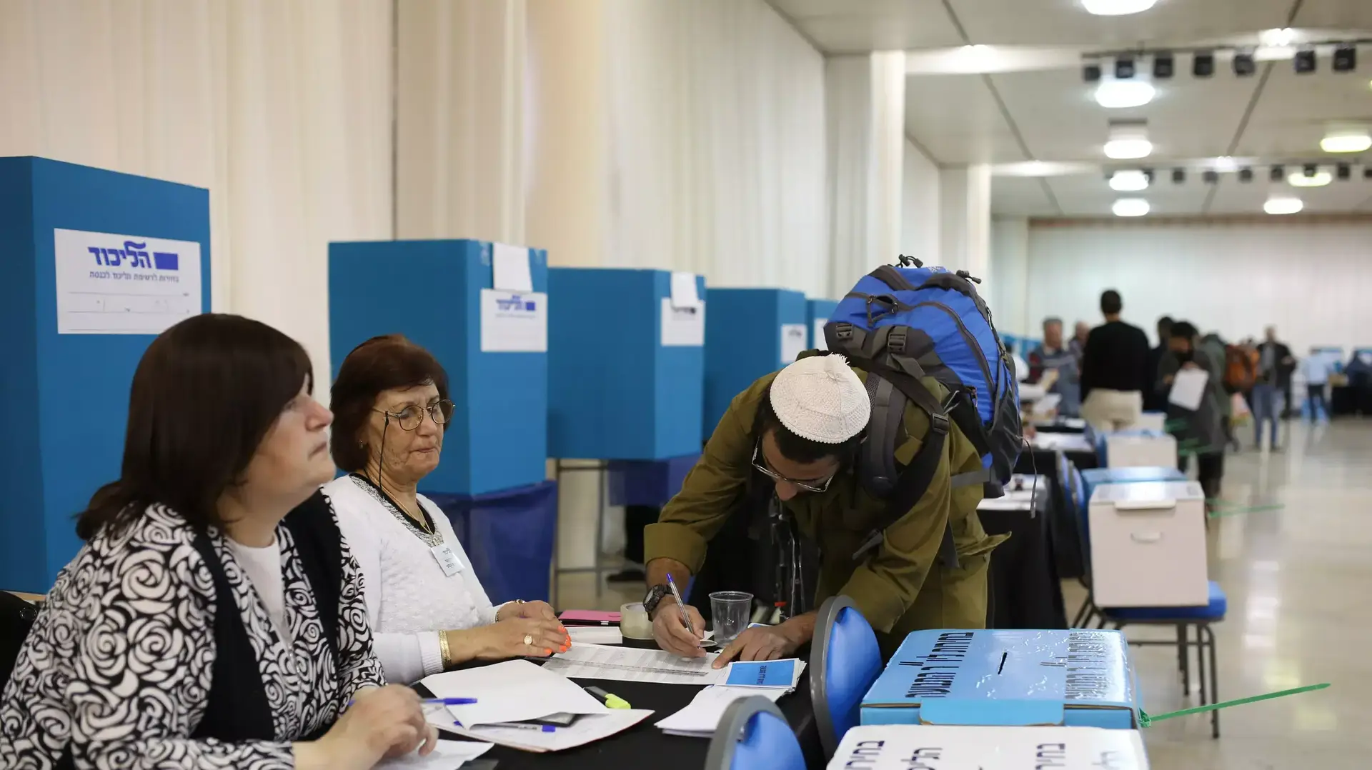 מצביעים בפריימריז בליכוד בבנייני האומה. 31 בדצמבר 2014. מצביעים בפריימריז בליכוד בבנייני האומה. 31 בדצמבר 2014.