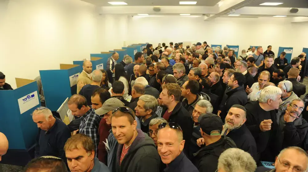 דני דנון מצביע בפריימריז בליכוד בבנייני האומה. 31 בדצמבר 2014. דני דנון מצביע בפריימריז בליכוד בבנייני האומה. 31 בדצמבר 2014.