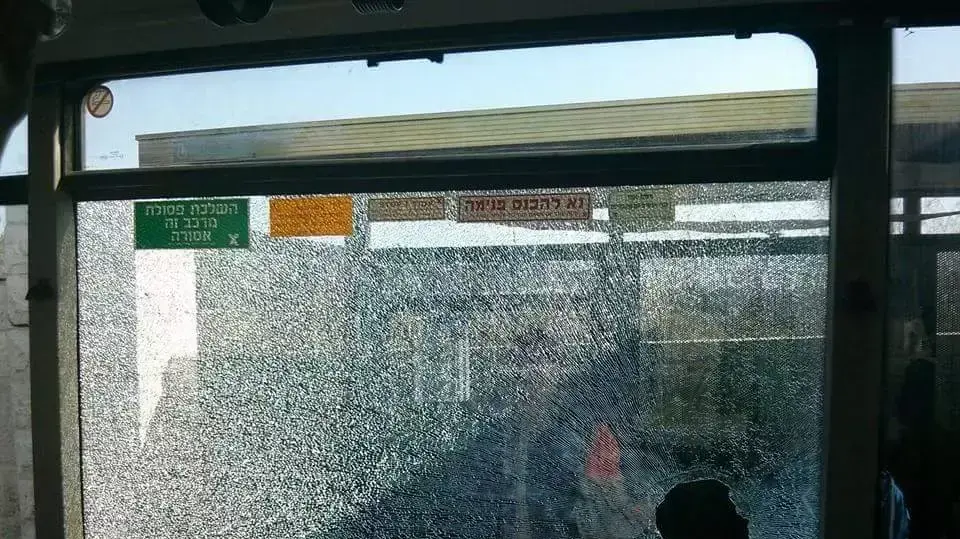 שמשת אוטובוס בירושלים שנופצה ביידוי אבנים שמשת אוטובוס בירושלים שנופצה ביידוי אבנים