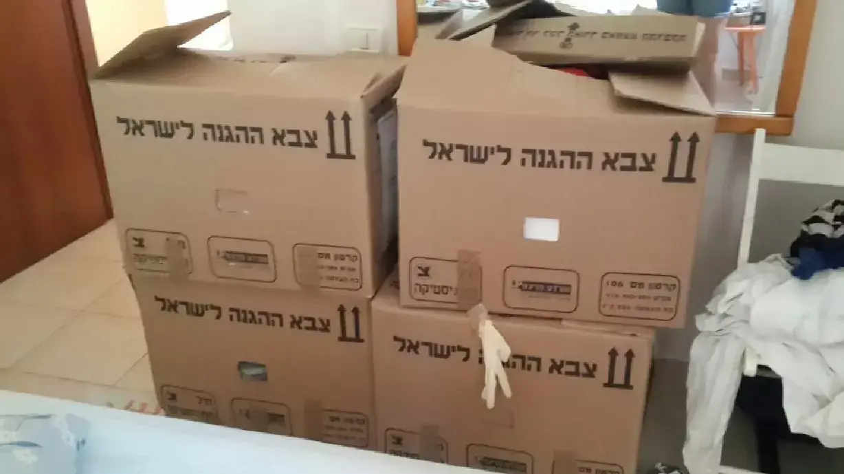 חפצים, ארגזים ותמונות בביתה של מיכל קסטן קידר חפצים, ארגזים ותמונות בביתה של מיכל קסטן קידר