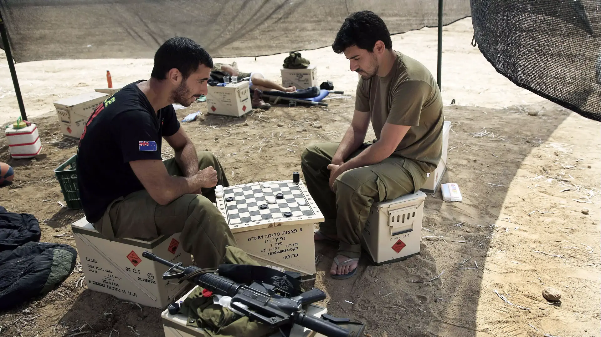 חיילי מילואים נחים בשטח כינוס מחוץ לרצועת עזה במבצע צוק איתן, יולי 2014 חיילי מילואים נחים בשטח כינוס מחוץ לרצועת עזה במבצע צוק איתן, יולי 2014