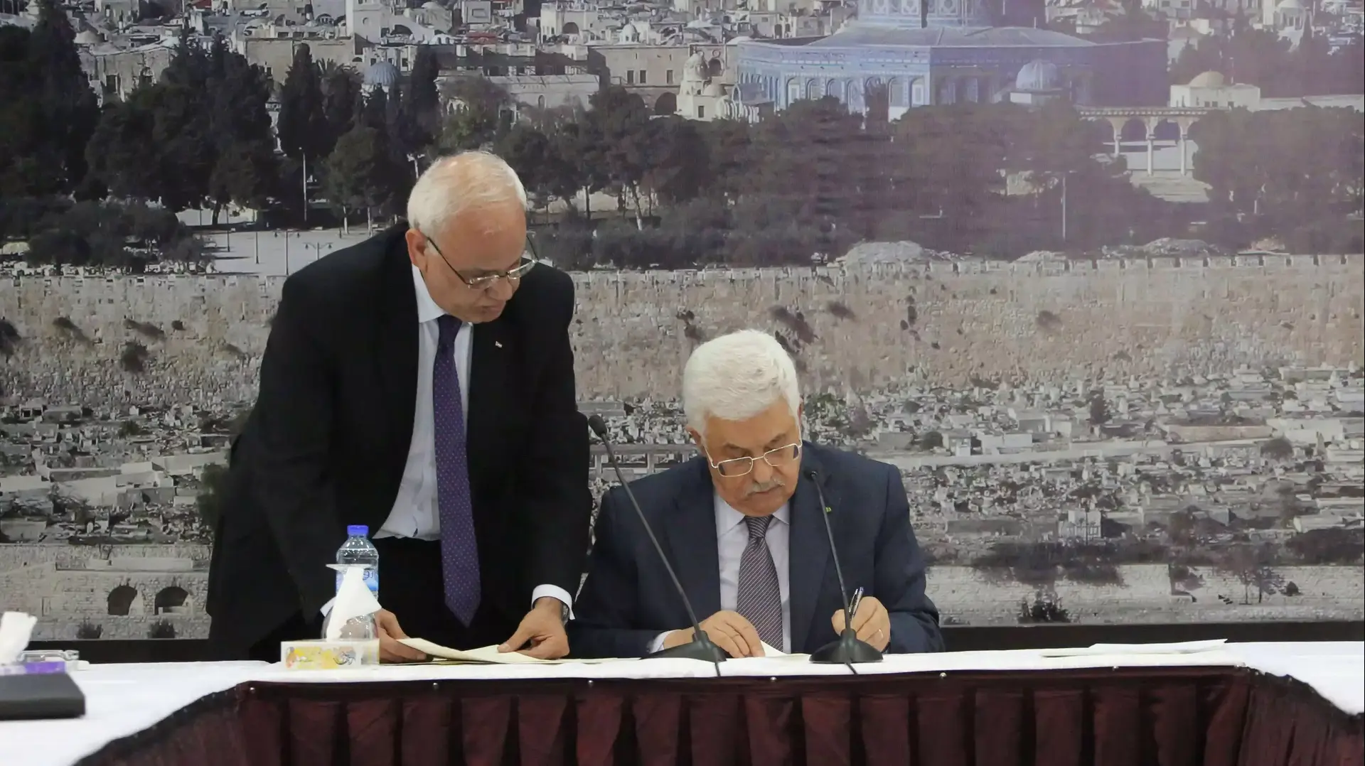 יו"ר הרשות הפלסטינית אבו מאזן חותם על אמנת רומא רמאללה, דצמבר 2014 יו"ר הרשות הפלסטינית אבו מאזן חותם על אמנת רומא רמאללה, דצמבר 2014