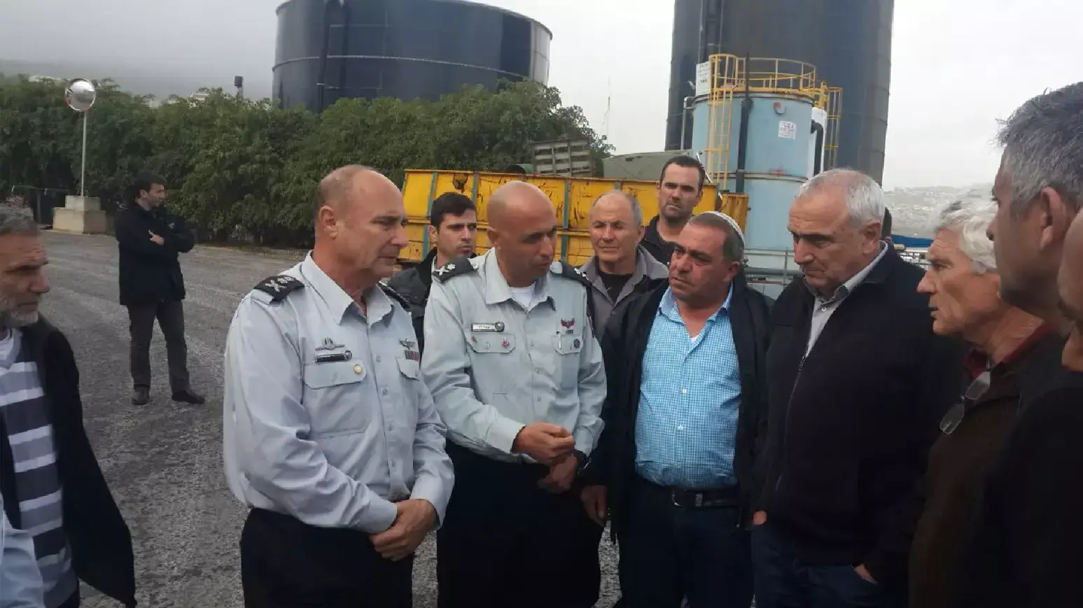 השר לביטחון הפנים יצחק אהרונוביץ' ונציבות שירותי הכבאות רב טפסר שחר איילון במפעל פרי גליל, 2 בינואר 2015