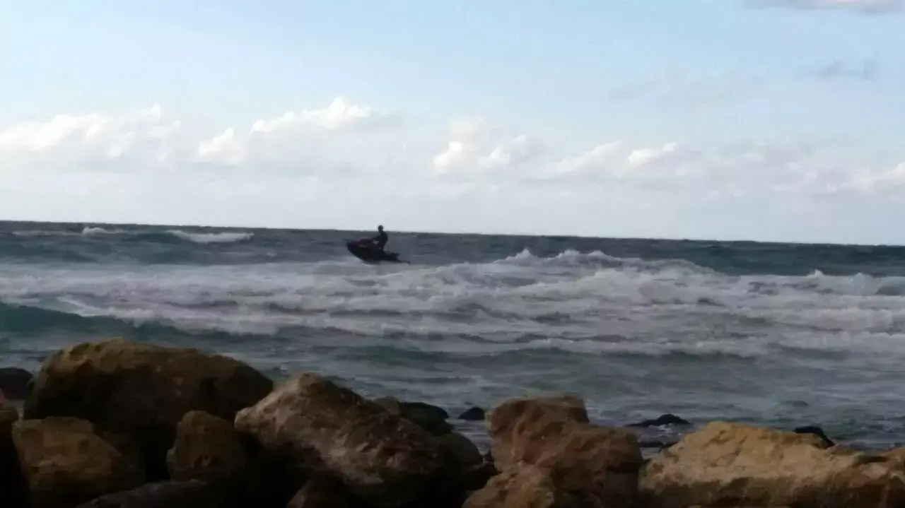חשש לחיי ילד בן 10 שנכנס עם גלשן לים בבת ים, ינואר 2014 חשש לחיי ילד בן 10 שנכנס עם גלשן לים בבת ים, ינואר 2014