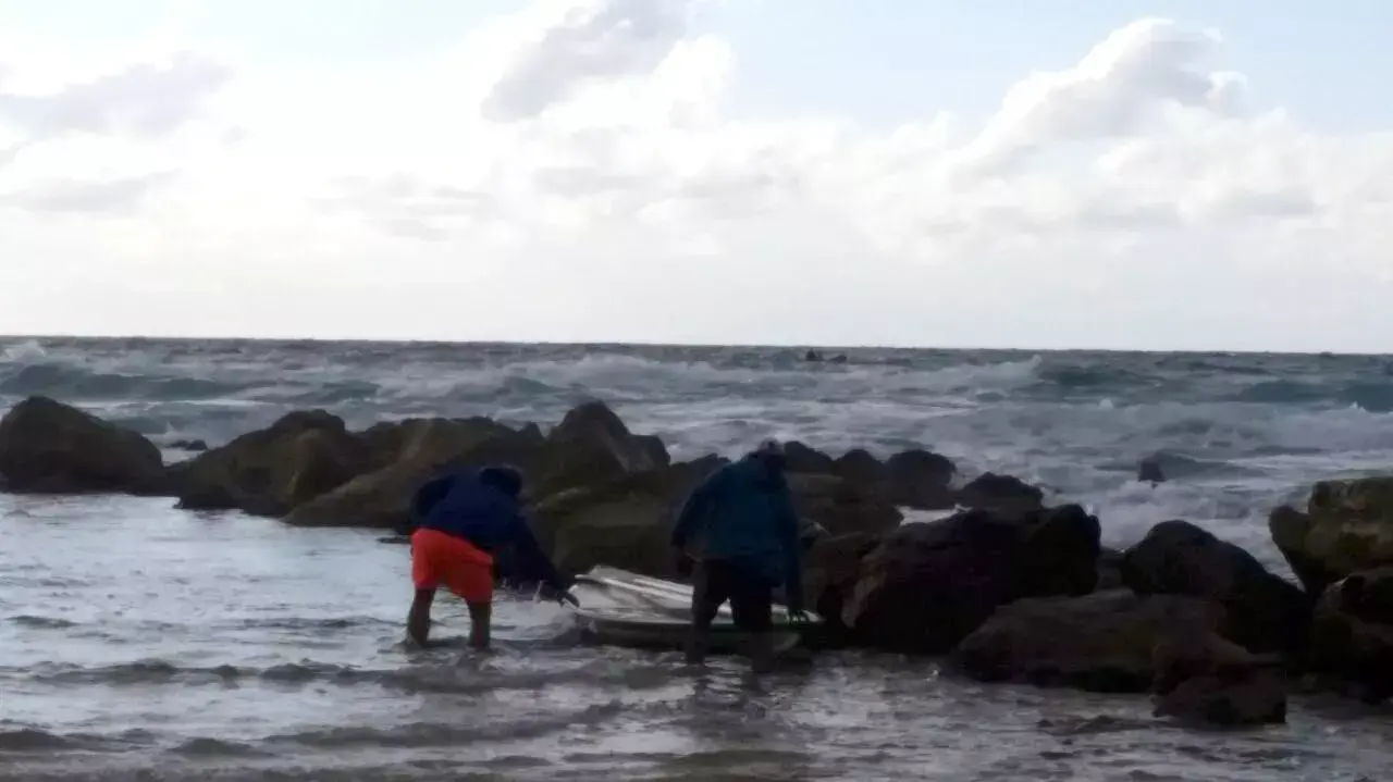 חשש לחיי ילד בן 10 שנכנס עם גלשן לים בבת ים, ינואר 2014 חשש לחיי ילד בן 10 שנכנס עם גלשן לים בבת ים, ינואר 2014