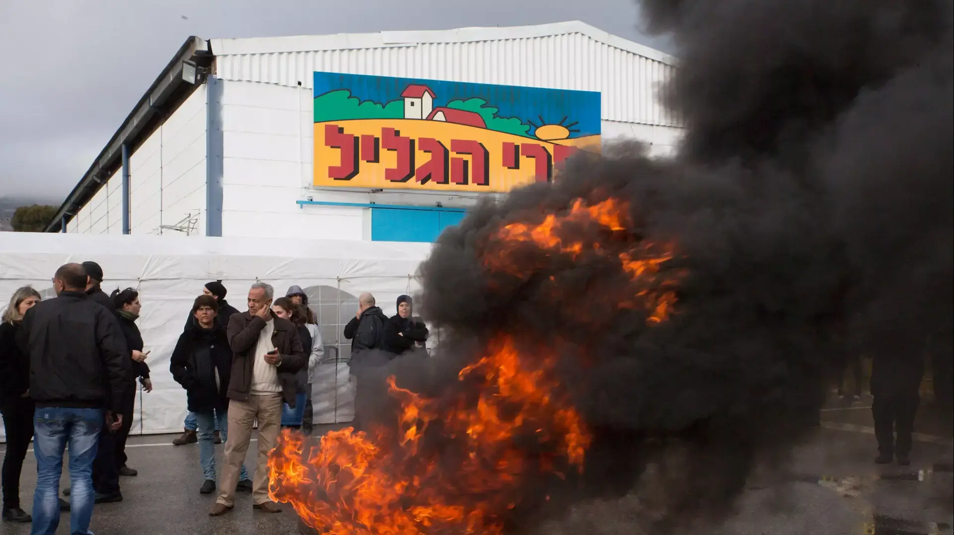 עובדי מפעל פרי הגליל מחוץ למפעל הבוקר, ינואר 2015 עובדי מפעל פרי הגליל מחוץ למפעל הבוקר, ינואר 2015