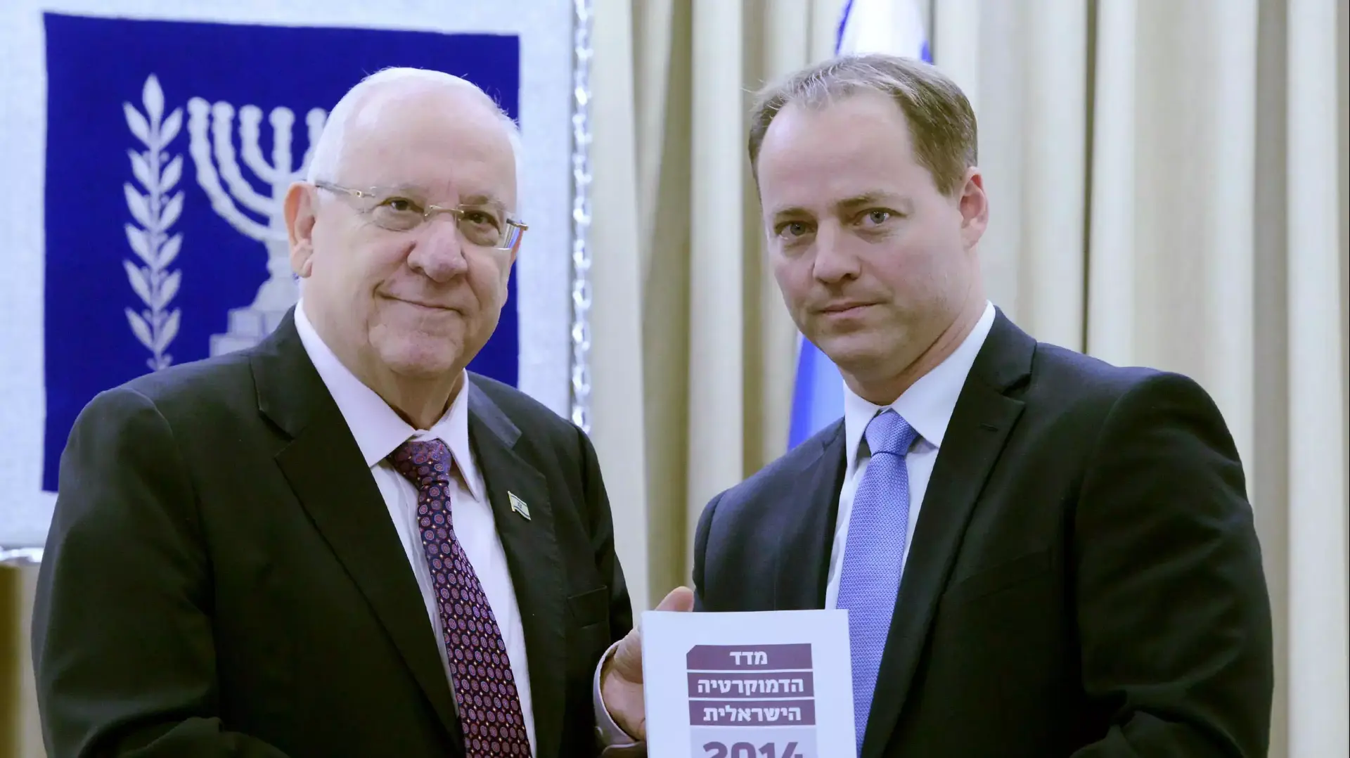 נשיא המדינה ראובן (רובי) ריבלין עם הגשת מדד הדמוקרטיה הבוקר יום ראשון, ינואר 2015. נשיא המדינה ראובן (רובי) ריבלין עם הגשת מדד הדמוקרטיה הבוקר יום ראשון, ינואר 2015.