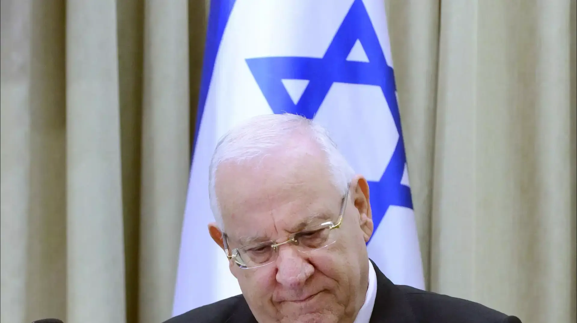 נשיא המדינה ראובן (רובי) ריבלין עם הגשת מדד הדמוקרטיה הבוקר יום ראשון, ינואר 2015. נשיא המדינה ראובן (רובי) ריבלין עם הגשת מדד הדמוקרטיה הבוקר יום ראשון, ינואר 2015.