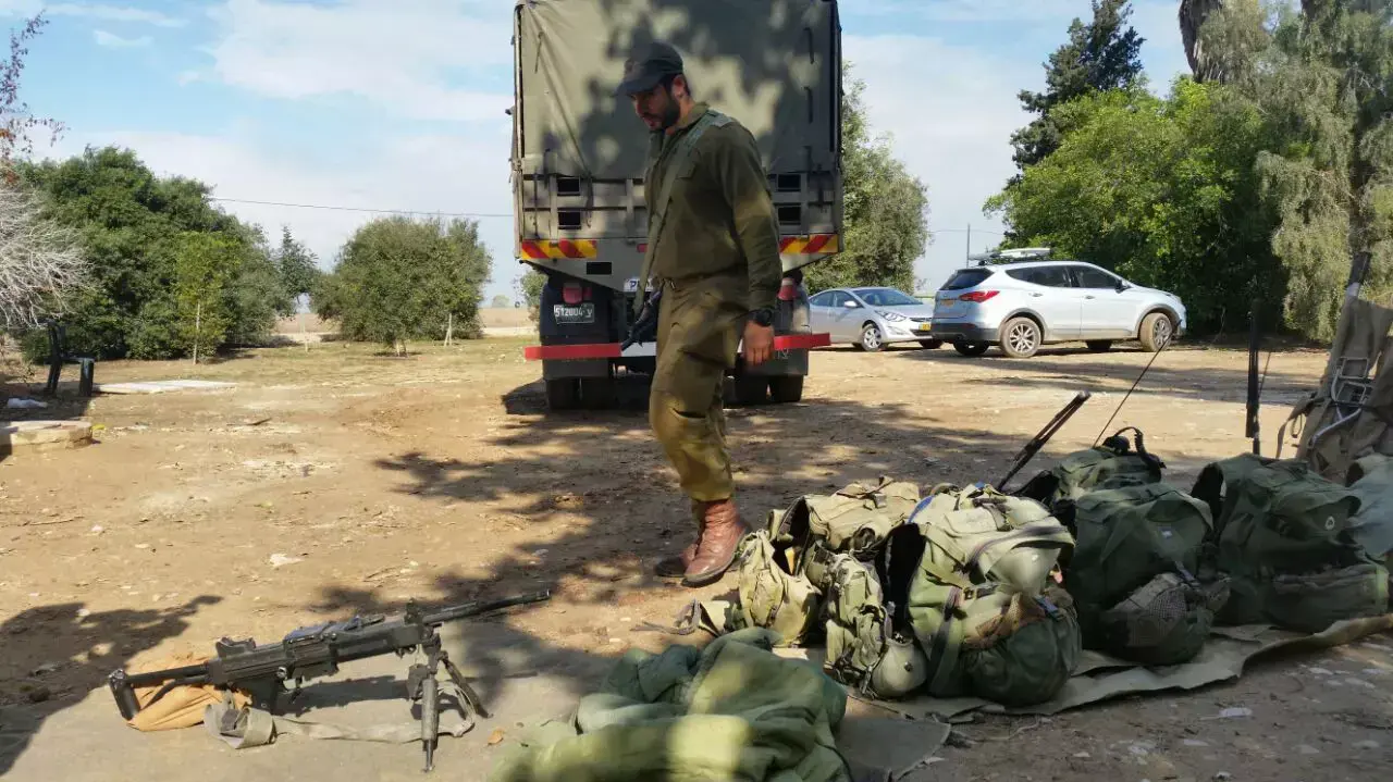 חיילי גדוד הנחל עוזבים את עמדת השמירה בכניסה לקיבוץ נירים, ינואר 2015 חיילי גדוד הנחל עוזבים את עמדת השמירה בכניסה לקיבוץ נירים, ינואר 2015