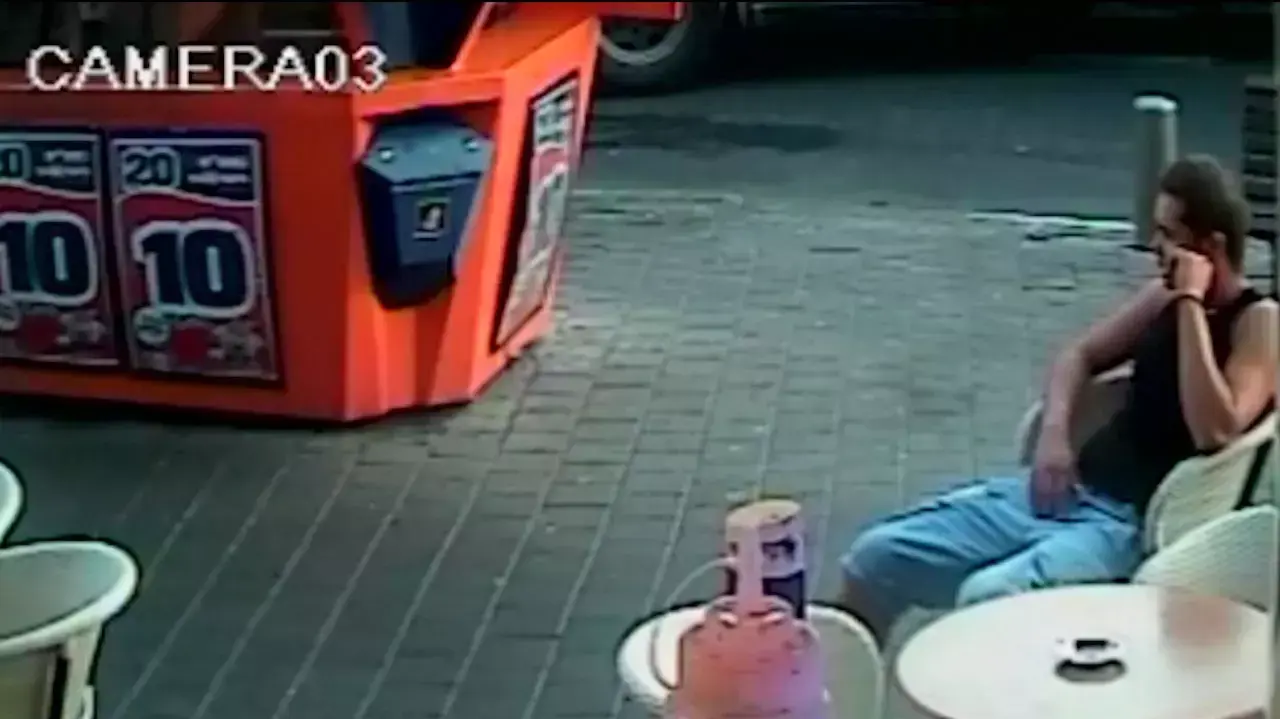צעיר צולם דוחף יצאנית מהמרפסת ואוכל פיצה בתל אביב צעיר צולם דוחף יצאנית מהמרפסת ואוכל פיצה בתל אביב
