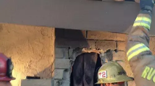צעירה עירומה שנלכדה בארובה  קליפורניה, ינואר 2015