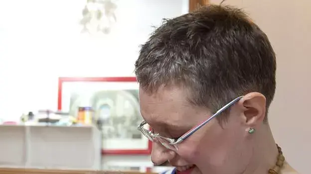 אמא מניקה את בתה בת השש אמא מניקה את בתה בת השש