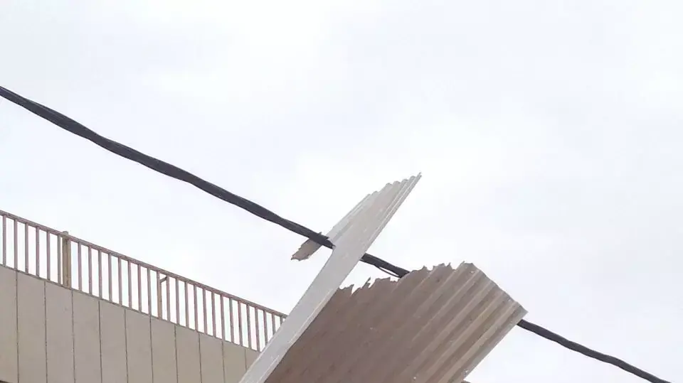 רוחות חזקות גרמו לגג לעוף בראשון לציון, ינואר 2015 רוחות חזקות גרמו לגג לעוף בראשון לציון, ינואר 2015