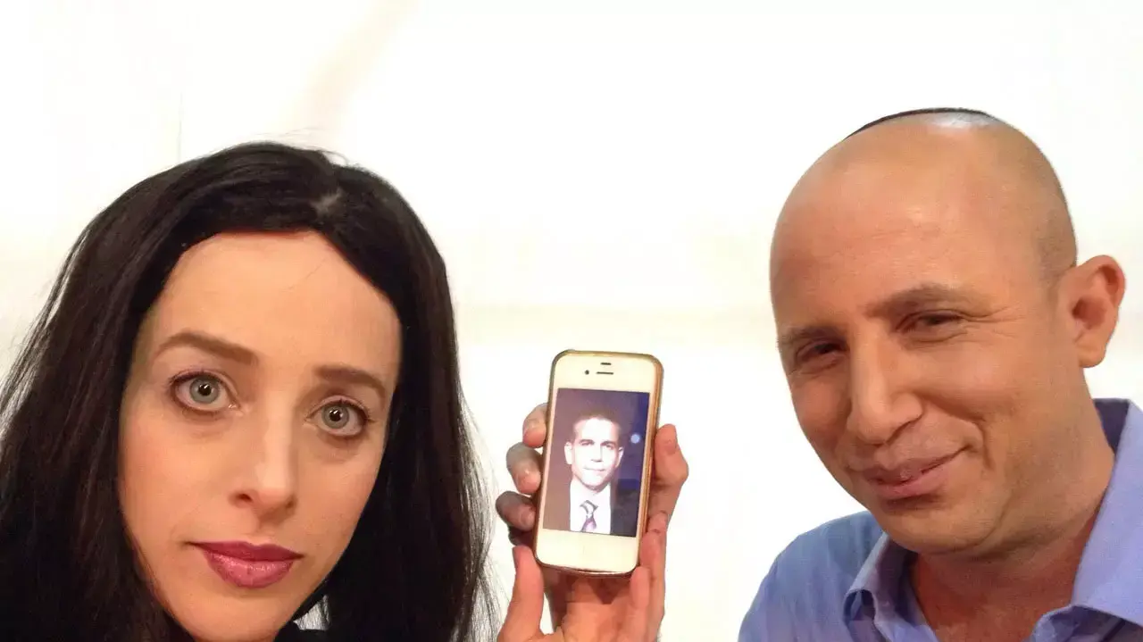 דמויותיהם של נפתלי בנט (ערן זרחוביץ') ואיילת שקד (ליאת הר לב) מ"ארץ נהדרת" אוחזות בתמונתו של ינון מגל דמויותיהם של נפתלי בנט (ערן זרחוביץ') ואיילת שקד (ליאת הר לב) מ"ארץ נהדרת" אוחזות בתמונתו של ינון מגל