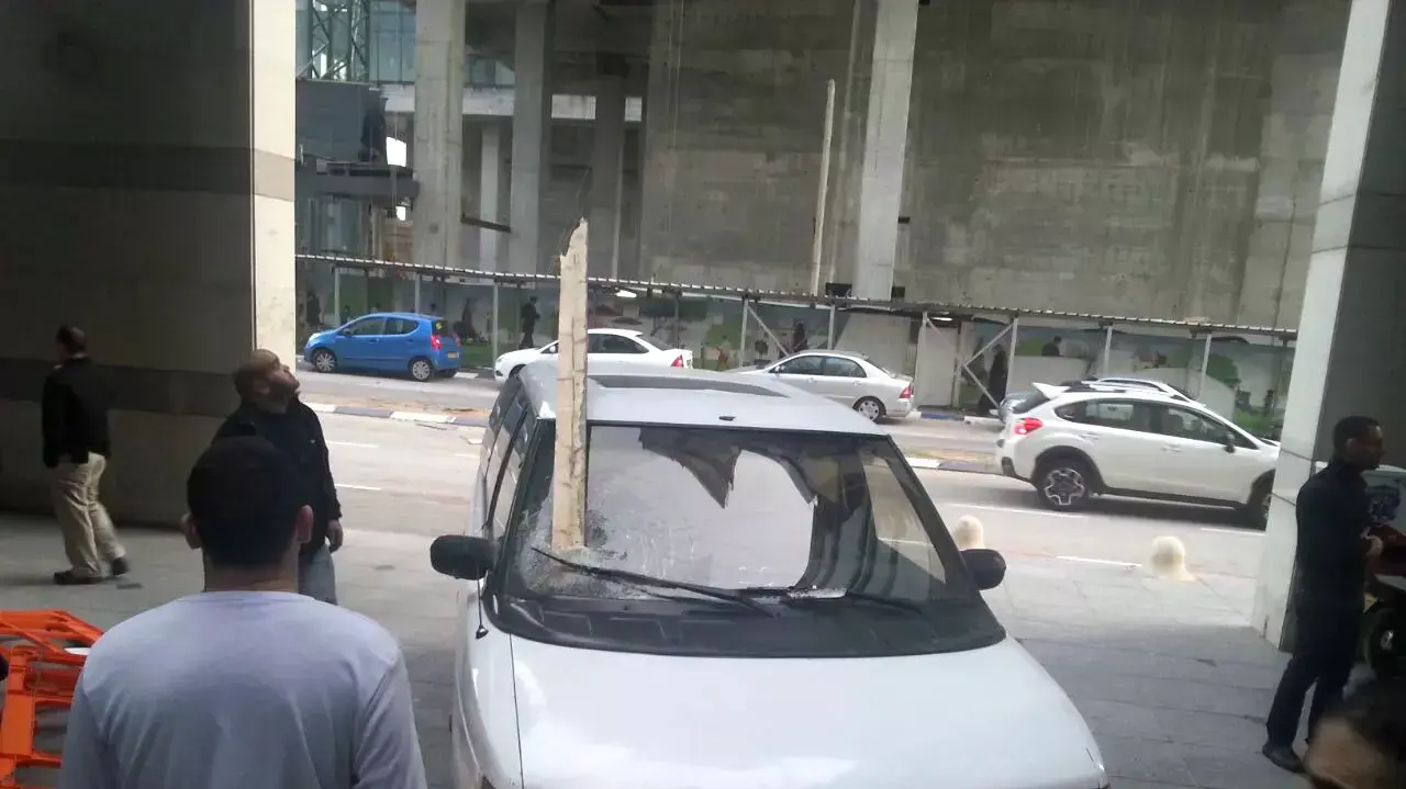 קרש ננעץ בשמשת כלי רכב ברחוב הארבעה שבתל אביב בעקבות הסופה, ינואר 2015 קרש ננעץ בשמשת כלי רכב ברחוב הארבעה שבתל אביב בעקבות הסופה, ינואר 2015