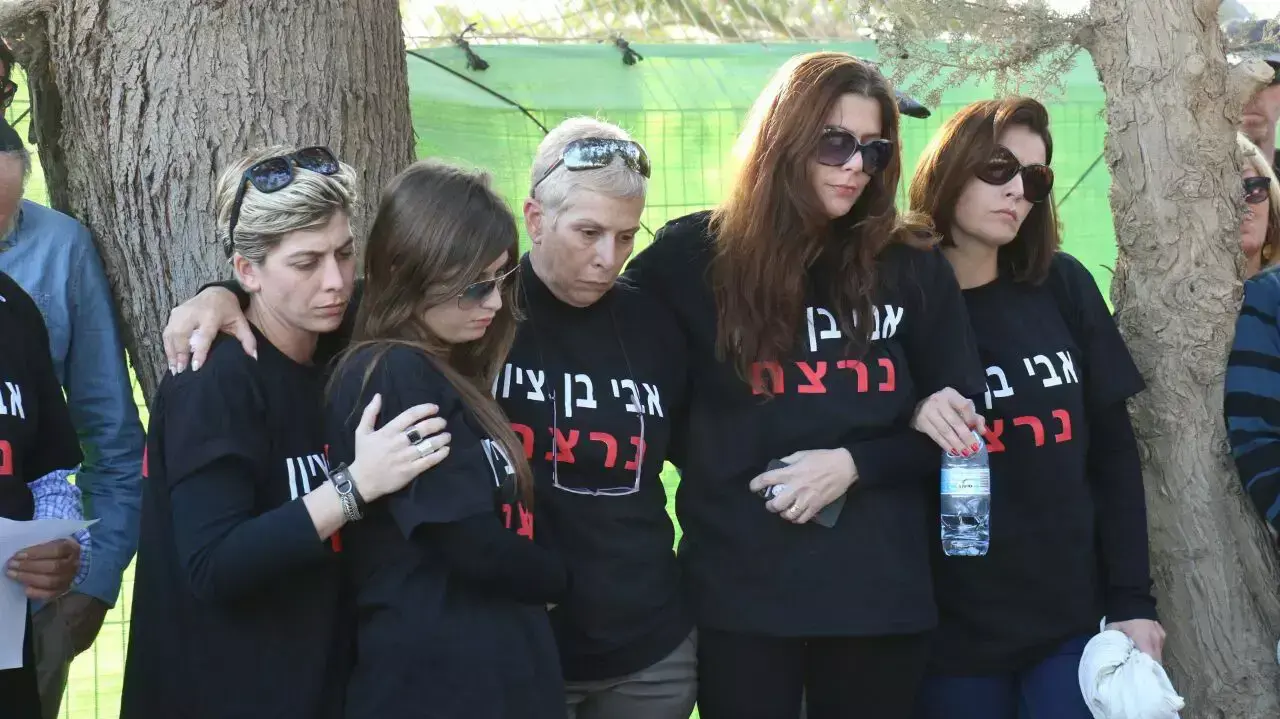 ניבה בן ציון, אלמנתו של אבי בן ציון שנדרס למוות בצומת אלון בשומרון ובנותיהם, בעצרת בשלושים למותו, 31.12.2014 ניבה בן ציון, אלמנתו של אבי בן ציון שנדרס למוות בצומת אלון בשומרון ובנותיהם, בעצרת בשלושים למותו, 31.12.2014
