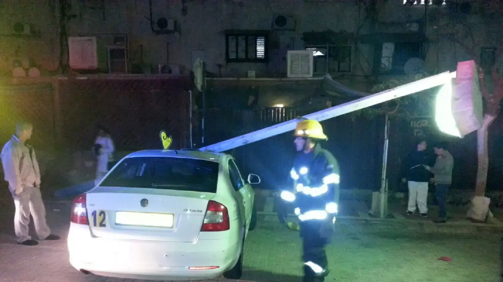 שלט שנפל על מונית בעקבות הרוחות החזקות באילת, ינואר 2015 שלט שנפל על מונית בעקבות הרוחות החזקות באילת, ינואר 2015