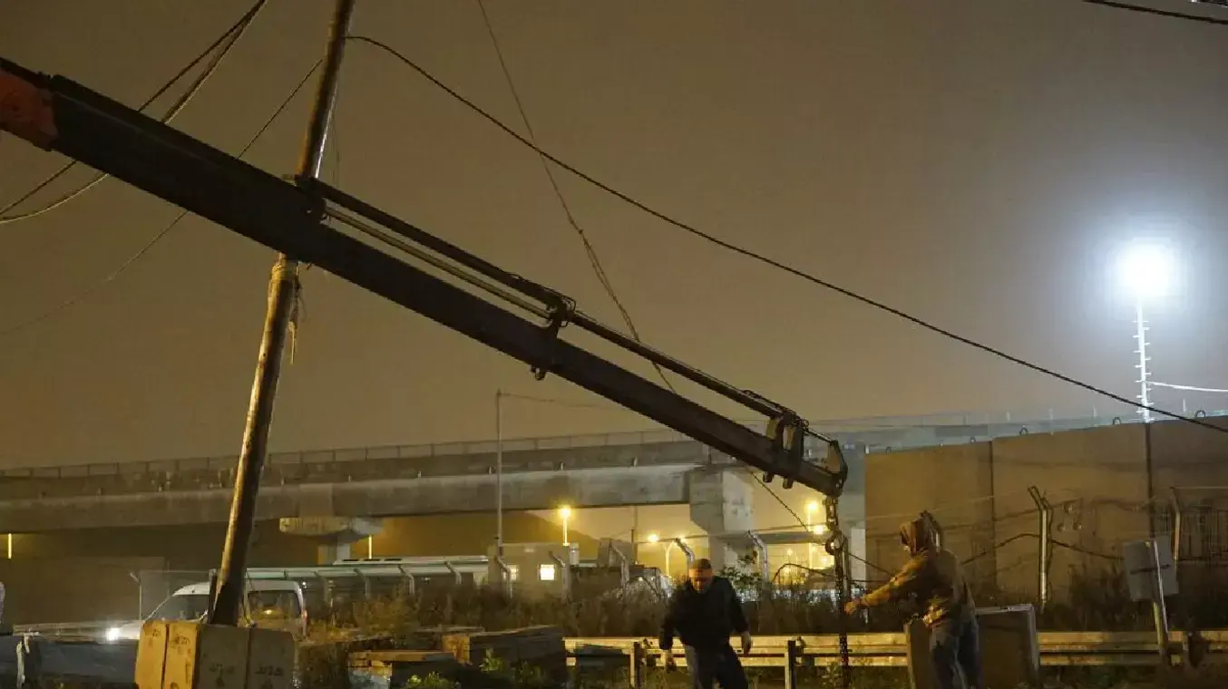 פינוי עמוד חשמל זמני שקרס בחיפה על ידי העירייה, ליד לב המפרץ פינוי עמוד חשמל זמני שקרס בחיפה על ידי העירייה, ליד לב המפרץ