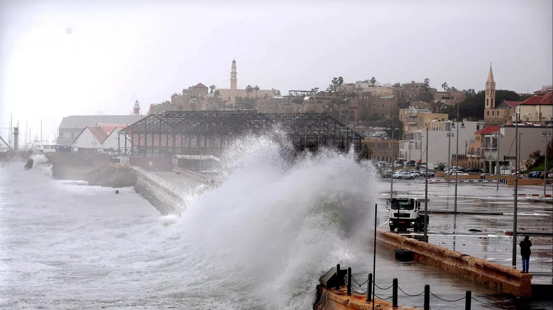 סערה: חוף הים ביפו, ינואר 2015 סערה: חוף הים ביפו, ינואר 2015