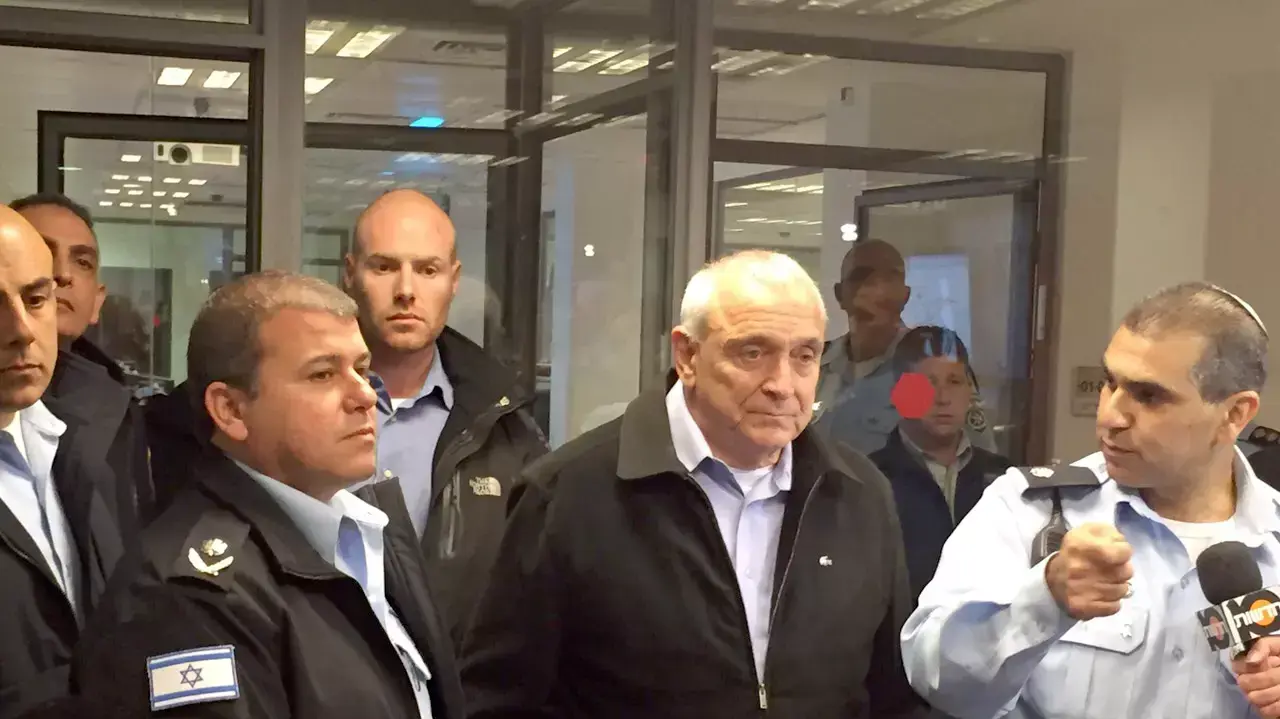השר לביטחון פנים יצחק אהרונוביץ' ומפקד המחוז משה אדרי , הציגו את היערכות משטרת ירושלים למזג האוויר הסוער, ינואר 2015 השר לביטחון פנים יצחק אהרונוביץ' ומפקד המחוז משה אדרי , הציגו את היערכות משטרת ירושלים למזג האוויר הסוער, ינואר 2015