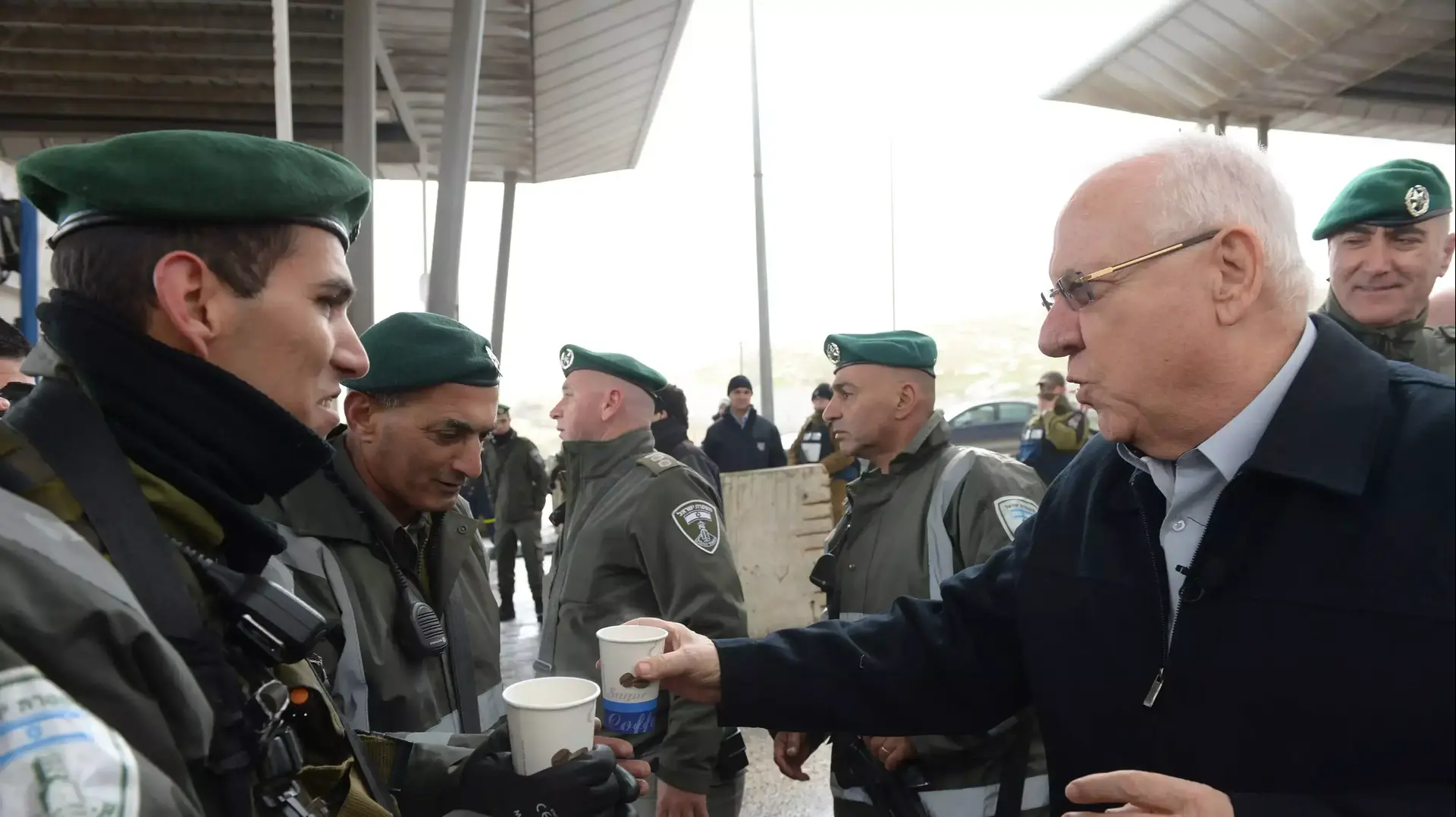 נשיא המדינה יצא הבוקר את ממשכנו לכיוון מעברי העיר ירושלים על מנת לחזק את ידי לוחמי מג?ב , ינואר 2015 נשיא המדינה יצא הבוקר את ממשכנו לכיוון מעברי העיר ירושלים על מנת לחזק את ידי לוחמי מג?ב , ינואר 2015