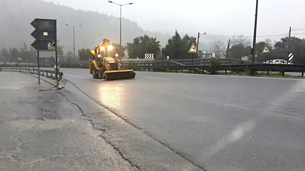 מפלסות בעבודה כביש 1 מפלסות בעבודה כביש 1
