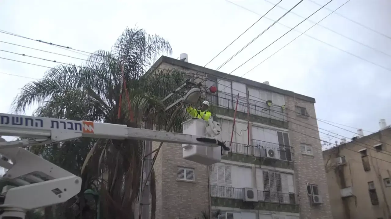 אנשי חברת החשמל מטפלים בתקלות בעקבות הסופה, 7 בינואר 2014 אנשי חברת החשמל מטפלים בתקלות בעקבות הסופה, 7 בינואר 2014