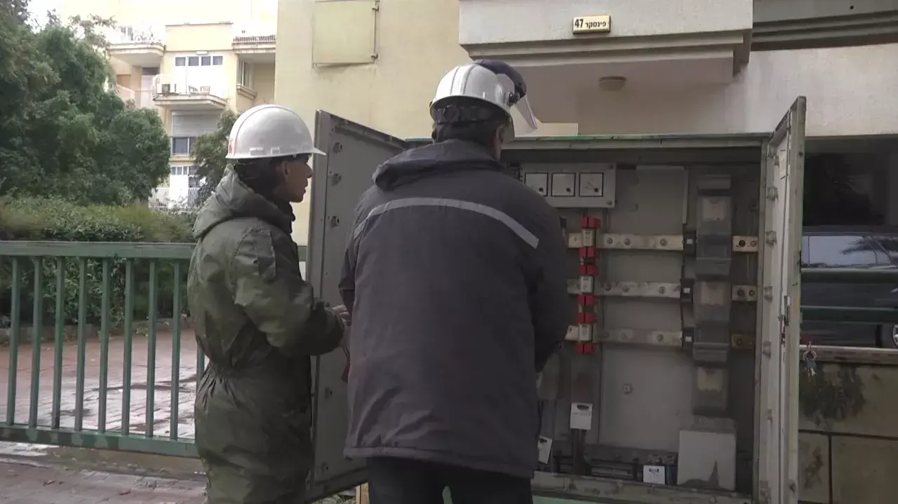אנשי חברת החשמל מטפלים בתקלות בעקבות הסופה, 7 בינואר 2014 אנשי חברת החשמל מטפלים בתקלות בעקבות הסופה, 7 בינואר 2014