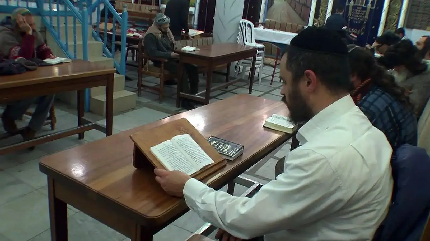 מתפללים בבית הכנסת "אבוהב" שברובע העתיק בצפת מתפללים בבית הכנסת "אבוהב" שברובע העתיק בצפת