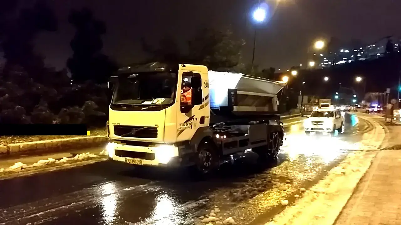 מפזרות מלח פינו את השלג בירושלים מפזרות מלח פינו את השלג בירושלים