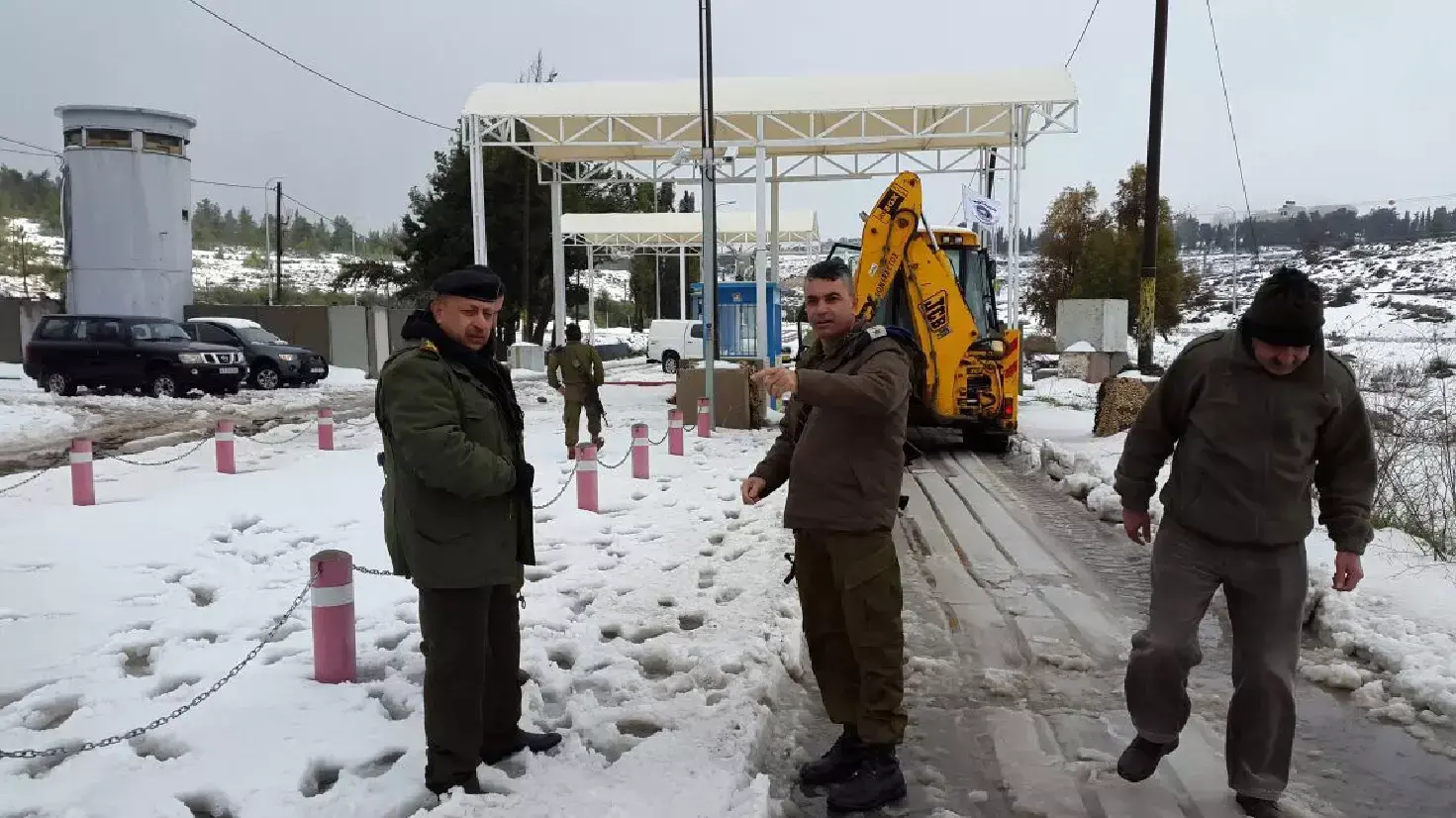פעולה משותפת של קצינים פלסטינים ושל קציני המנהל האזרחי בשלג באזור רמאללה פעולה משותפת של קצינים פלסטינים ושל קציני המנהל האזרחי בשלג באזור רמאללה