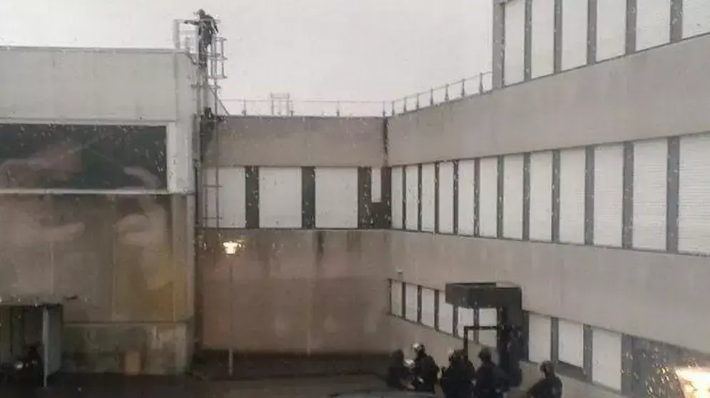 כוחות משטרה צרפתיים מכתרים בית דפוס בעיירה דמרטן אן-גואל בה לפי החשד מתבצרים המחבלים מפריז