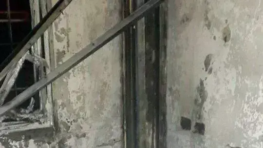 המבנה שהוצת בתל אביב ובו נמצאה גופת אישה המבנה שהוצת בתל אביב ובו נמצאה גופת אישה