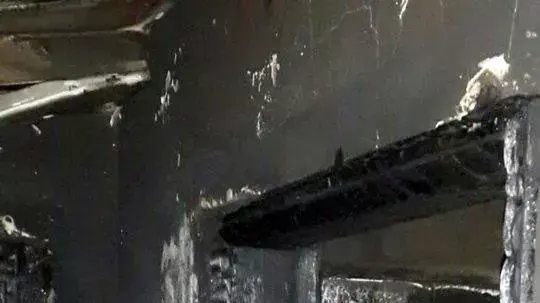 המבנה שהוצת בתל אביב ובו נמצאה גופת אישה המבנה שהוצת בתל אביב ובו נמצאה גופת אישה