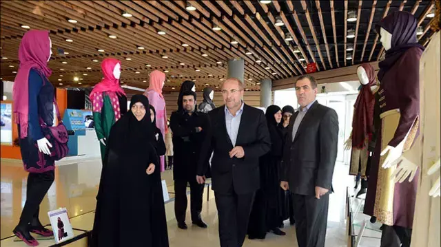 ראש העיר של טהראן, מוחמד באקר קאליבאף, מבקר בתערוכת האופנה  ינואר 2015
