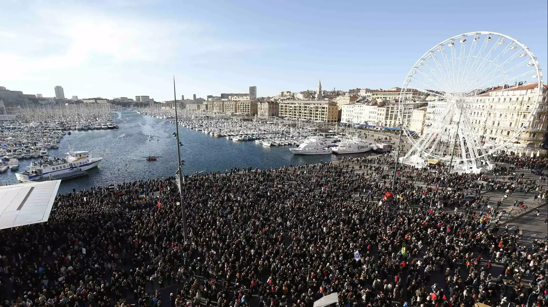 אלפים באירוע לזכר הרוגי הפיגועים בפריז, מרסיי, ינואר 2015