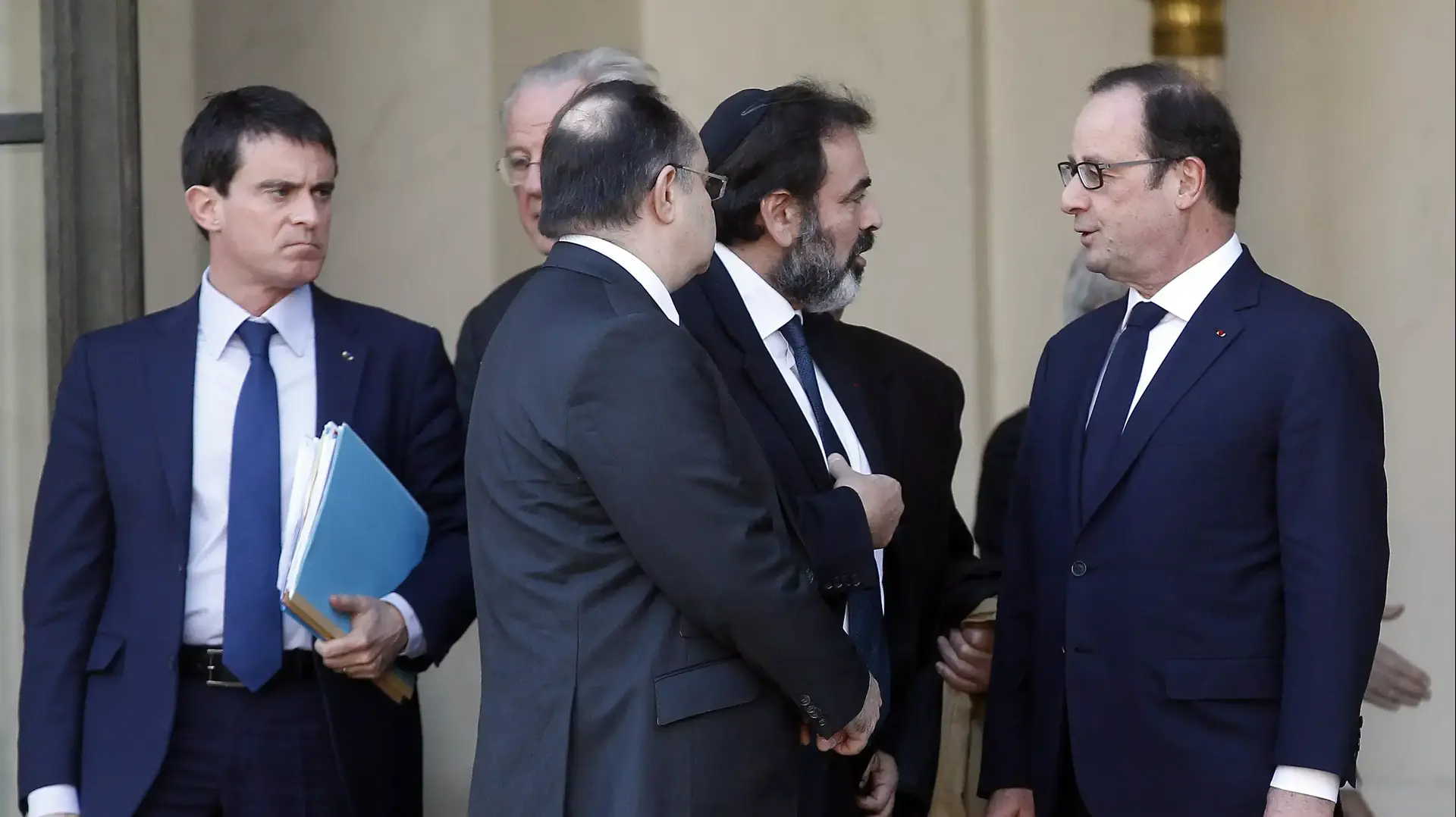 פרנסואה הולנד עם מנואל ואלס וז'ואל מרגי - נשיא הקונסיסטואר התאחדות הקהילות היהודיות של צרפת. ארמון האליזה, פריז 11 בינואר 2015 פרנסואה הולנד עם מנואל ואלס וז'ואל מרגי - נשיא הקונסיסטואר התאחדות הקהילות היהודיות של צרפת. ארמון האליזה, פריז 11 בינואר 2015