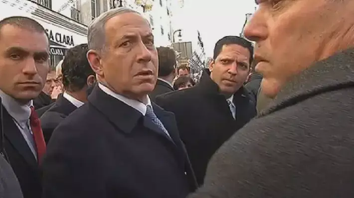 בנימין נתניהו מחכה לעלות לאוטובוס בעצרת בפריז בנימין נתניהו מחכה לעלות לאוטובוס בעצרת בפריז