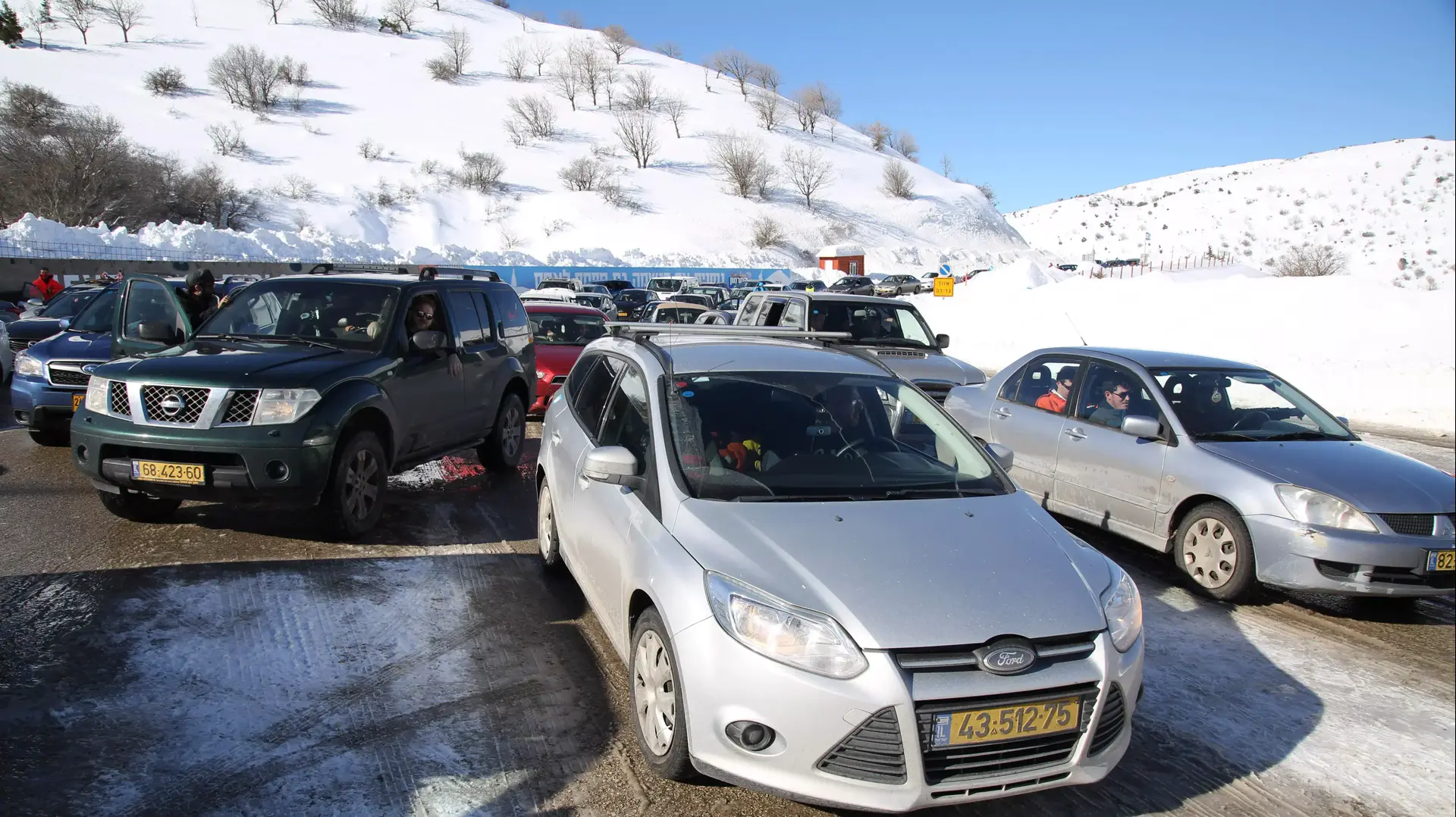 פקקים בעלייה לאתר החרמון שנפתח למבקרים פקקים בעלייה לאתר החרמון שנפתח למבקרים