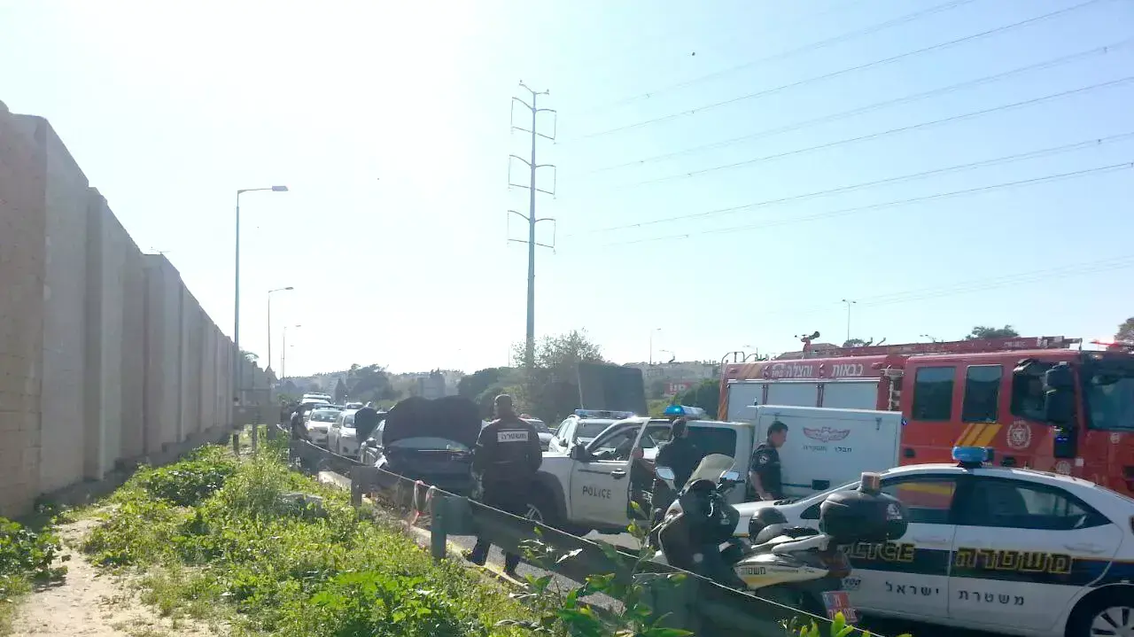 זירת האירוע שבו ירתה המשטרה בגנב רכב ופצעה אותו קשה בכביש 4 בסמוך לפתח תקווה זירת האירוע שבו ירתה המשטרה בגנב רכב ופצעה אותו קשה בכביש 4 בסמוך לפתח תקווה