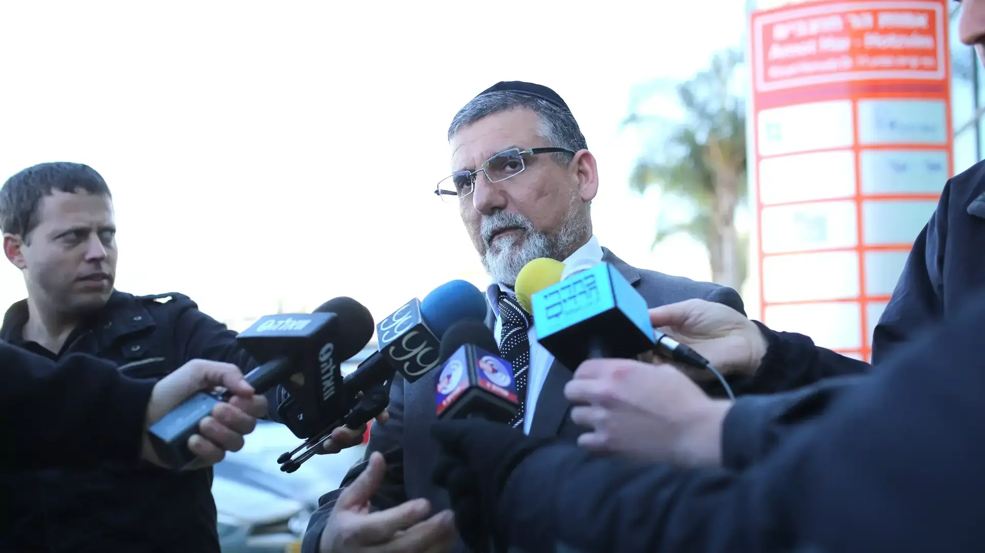 ח"כ יצחק ועקנין בישיבה שכינס אריה דרעי בה הודיע על חזרתו לפוליטיקה ח"כ יצחק ועקנין בישיבה שכינס אריה דרעי בה הודיע על חזרתו לפוליטיקה