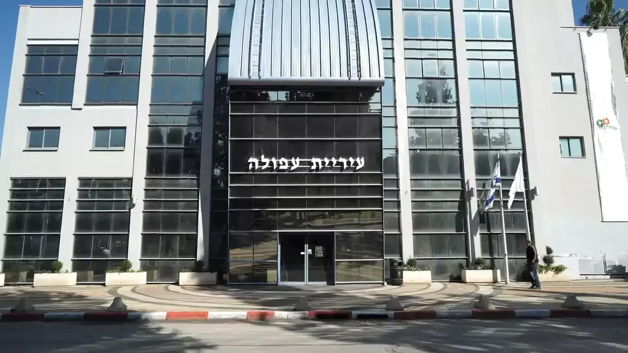 פרשת השחיתות: ראש עיריית עפולה וסגנו נחקרו במשטרה