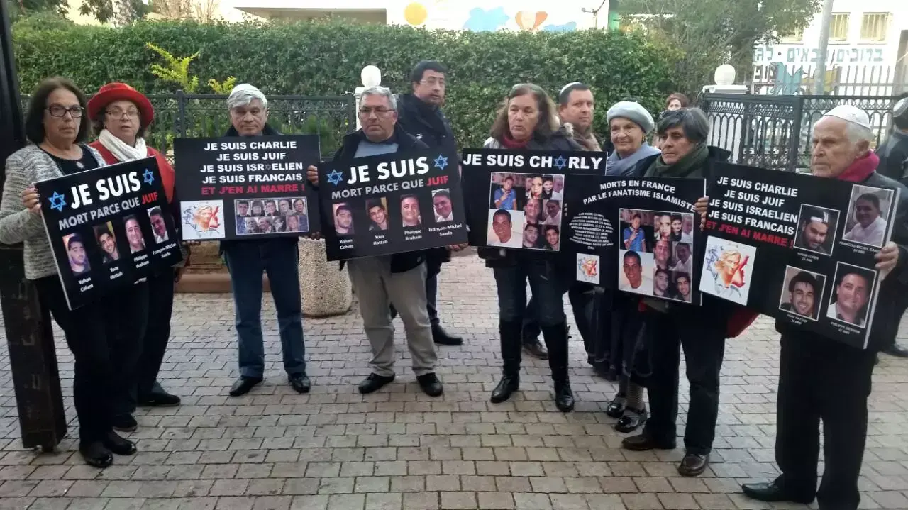 תושבי אשדוד ממוצא צרפתי הגיעו לבית הכנסת אחוות ישראל לסעודת הודיה של קרול אוליאל שניצלה בפיגוע בפריז ולתפילה,ינואר 2015 תושבי אשדוד ממוצא צרפתי הגיעו לבית הכנסת אחוות ישראל לסעודת הודיה של קרול אוליאל שניצלה בפיגוע בפריז ולתפילה,ינואר 2015